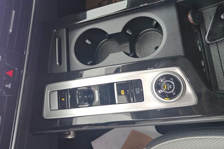 Used Volkswagen Tavendor 2024 380TSI All-Wheel Drive R-Line Cruise Edition Gear Lever