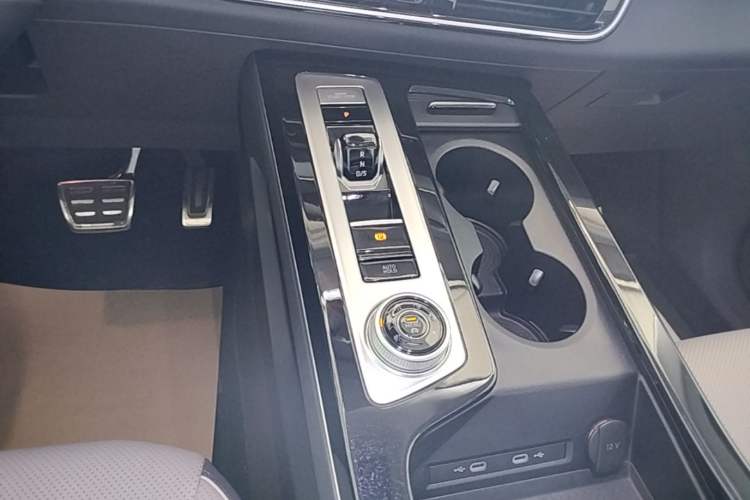 Used Volkswagen Tavendor 2024 380TSI All-Wheel-Drive R-Line Cruise Premium Edition Gear Lever