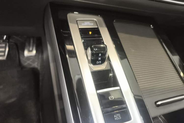 Used Volkswagen Tavendor 2024 380TSI All-Wheel-Drive R-Line Cruise Premium Edition Gear Lever
