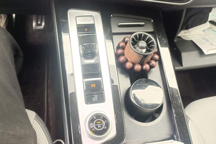 Used Volkswagen Tavendor 2024 380TSI All-Wheel-Drive R-Line Cruise Premium Edition Gear Lever