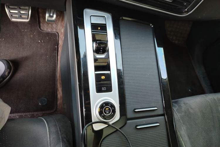 Used Volkswagen Tavendor 2024 380TSI All-Wheel Drive R-Line Cruise Edition Gear Lever
