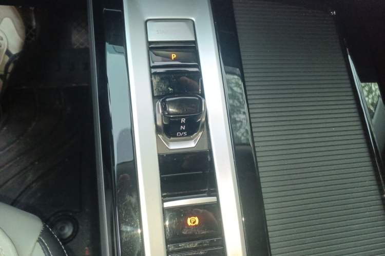 Used Volkswagen Tavendor 2024 330TSI Luxury Touring Edition Gear Lever