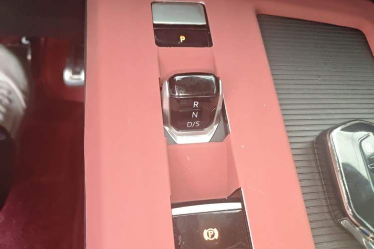 Used Volkswagen Tavendor 2024 380TSI All-Wheel-Drive R-Line Cruise Premium Edition Gear Lever