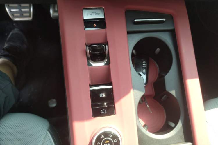 Used Volkswagen Tavendor 2024 380TSI All-Wheel Drive R-Line Cruise Edition Gear Lever