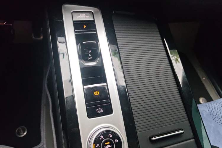 Used Volkswagen Tavendor 2024 380TSI All-Wheel-Drive R-Line Cruise Premium Edition Gear Lever