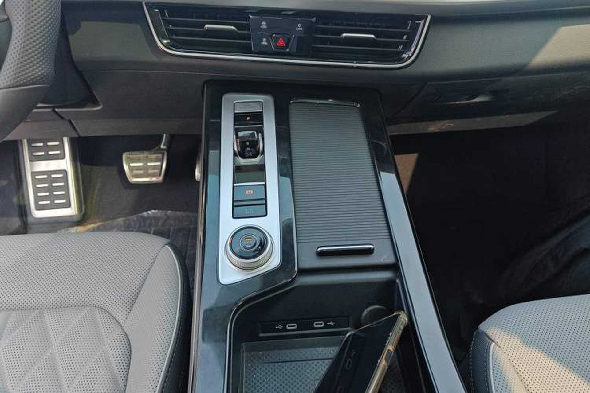 Used Volkswagen Tavendor 2024 Facelifted 380TSI All-Wheel Drive R-Line Cruise Premium Edition Gear Lever