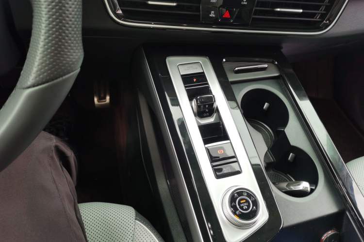 Used Volkswagen Tavendor 2024 Facelifted 380TSI All-Wheel Drive R-Line Cruise Premium Edition Gear Lever