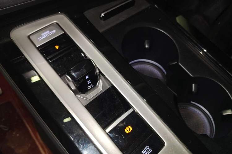 Used Volkswagen Tavendor 2024 380TSI All-Wheel Drive R-Line Cruise Edition Gear Lever
