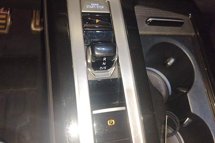 Used Volkswagen Tavendor 2024 380TSI All-Wheel Drive R-Line Cruise Edition Gear Lever