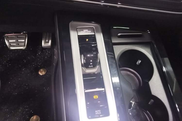 Used Volkswagen Tavendor 2024 380TSI All-Wheel-Drive R-Line Cruise Premium Edition Gear Lever