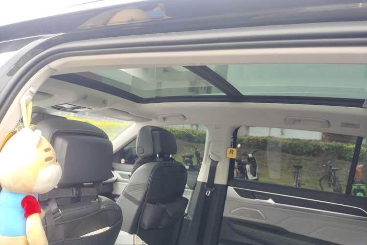 Used Volkswagen Tavendor 2024 380TSI All-Wheel-Drive R-Line Ambition Edition Headliner