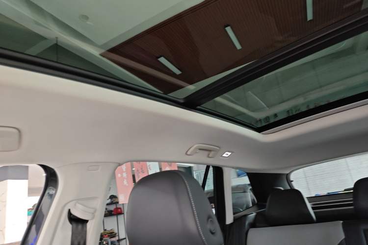 Used Volkswagen Tavendor 2024 380TSI All-Wheel Drive R-Line Cruise Edition Headliner