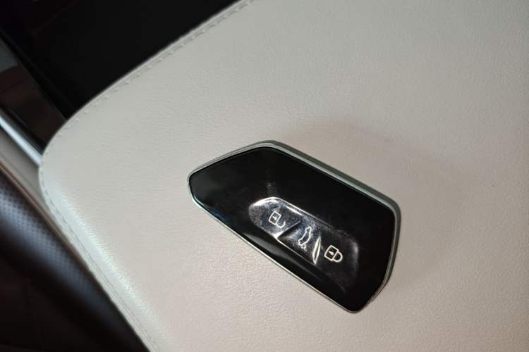 Used Volkswagen Tavendor 2024 380TSI All-Wheel Drive R-Line Cruise Edition Interior 1