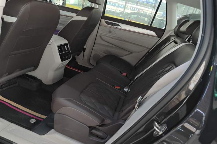 Used Volkswagen Tavendor 2024 380TSI All-Wheel Drive R-Line Cruise Edition Interior 1