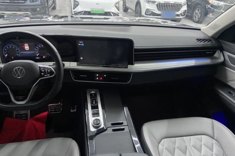 Used Volkswagen Tavendor 2024 380TSI All-Wheel Drive R-Line Cruise Edition Interior 2
