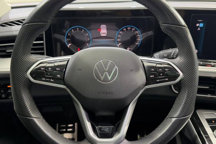 Used Volkswagen Tavendor 2024 380TSI All-Wheel Drive R-Line Cruise Edition Interior 2