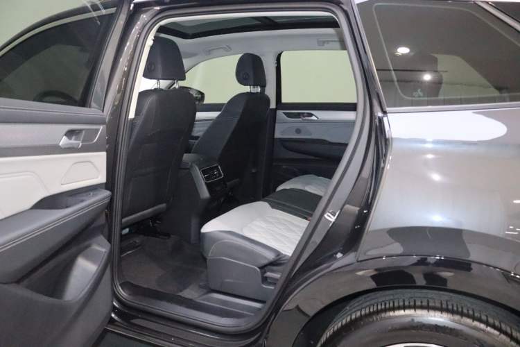 Used Volkswagen Tavendor 2024 380TSI All-Wheel-Drive R-Line Cruise Premium Edition Interior 2