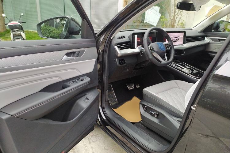 Used Volkswagen Tavendor 2024 Facelifted 380TSI All-Wheel Drive R-Line Cruise Premium Edition Interior 3