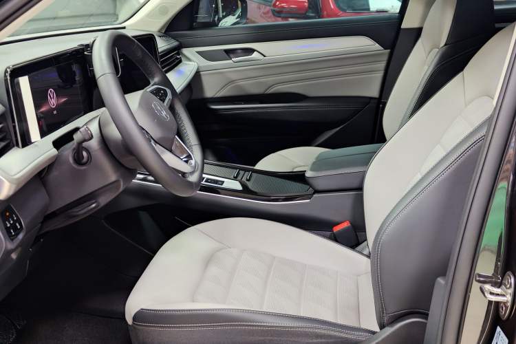 Used Volkswagen Tavendor 2024 330TSI Luxury Touring - All-Inclusive Edition Interior 3