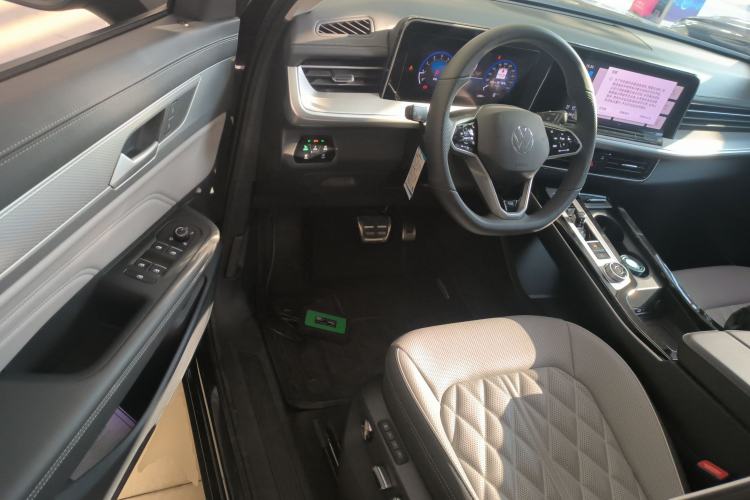 Used Volkswagen Tavendor 2024 Facelifted 380TSI All-Wheel Drive R-Line Cruise Premium Edition Interior 3
