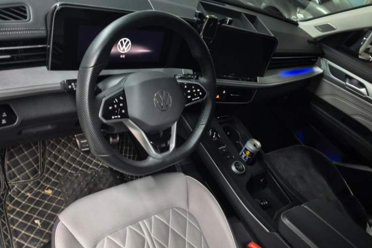 Used Volkswagen Tavendor 2024 380TSI All-Wheel-Drive R-Line Journey Shared Enjoyment Model Interior 3