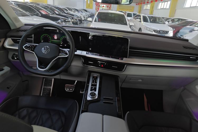 Used Volkswagen Tavendor 2024 380TSI All-Wheel Drive R-Line Cruise Edition Interior 3