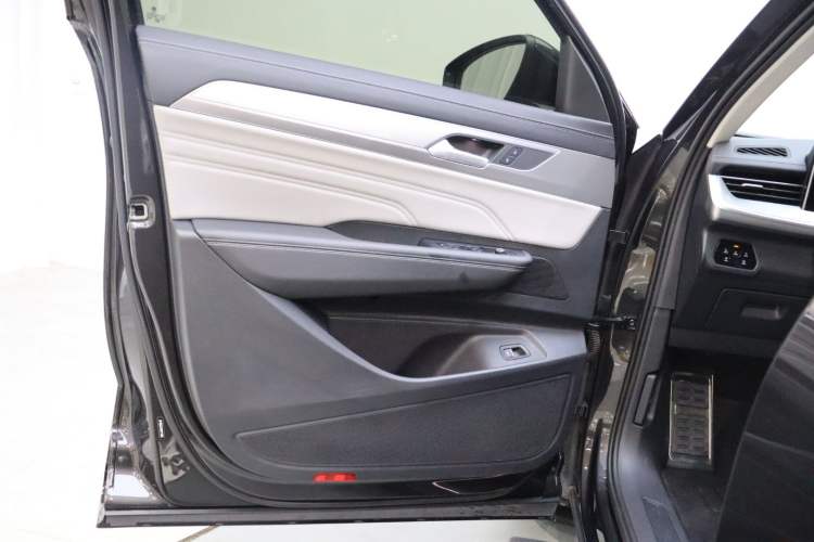 Used Volkswagen Tavendor 2024 380TSI All-Wheel-Drive R-Line Cruise Premium Edition Interior 3