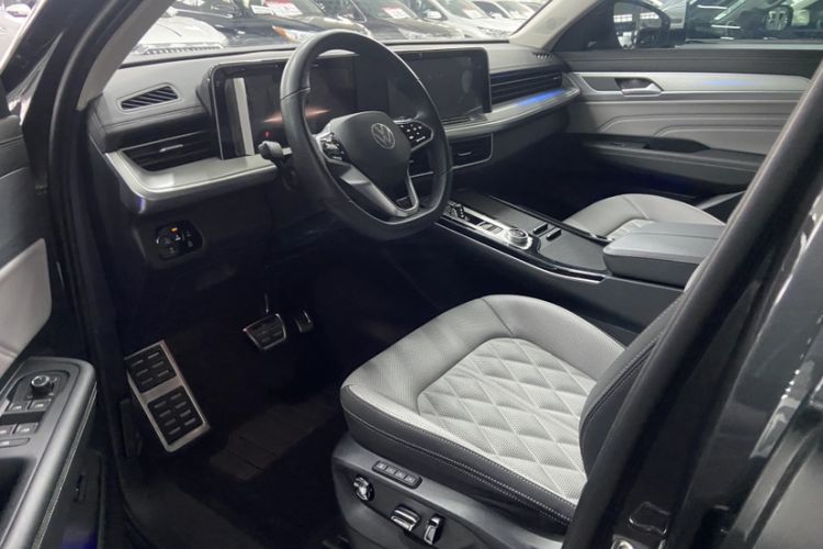 Used Volkswagen Tavendor 2024 380TSI All-Wheel Drive R-Line Cruise Edition Interior 4