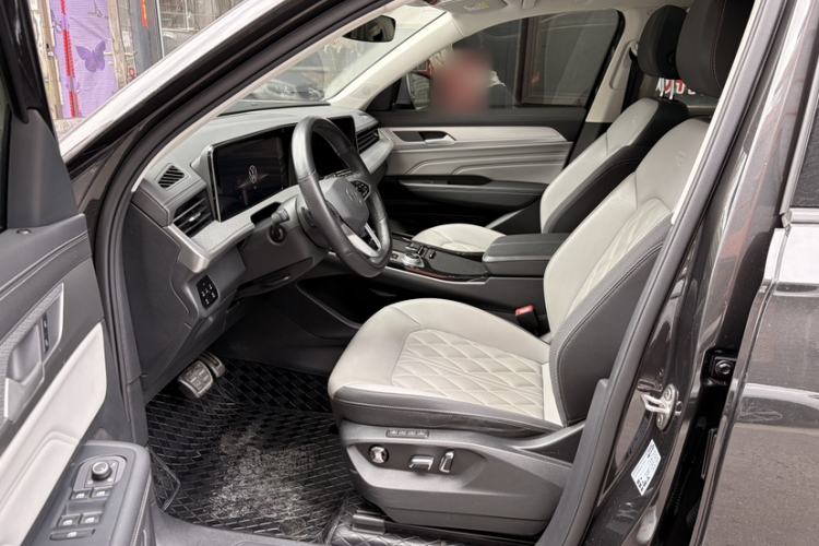 Used Volkswagen Tavendor 2024 380TSI All-Wheel Drive R-Line Cruise Edition Interior 4