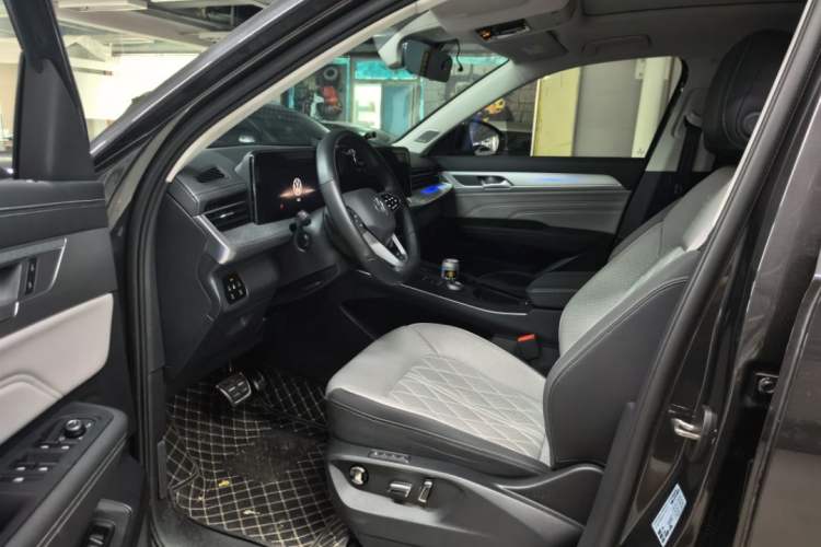 Used Volkswagen Tavendor 2024 380TSI All-Wheel-Drive R-Line Journey Shared Enjoyment Model Interior 4