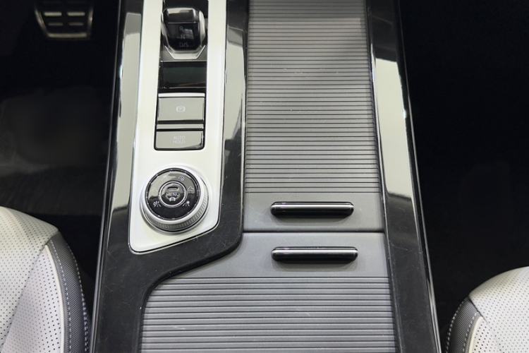 Used Volkswagen Tavendor 2024 380TSI All-Wheel Drive R-Line Cruise Edition Interior 4