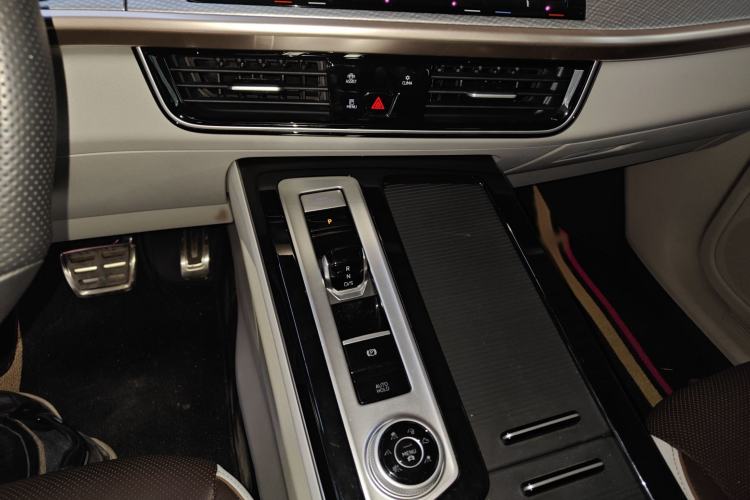 Used Volkswagen Tavendor 2024 380TSI All-Wheel Drive R-Line Cruise Edition Interior 5