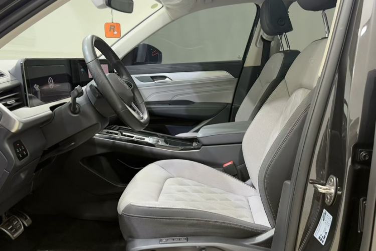 Used Volkswagen Tavendor 2024 380TSI All-Wheel Drive R-Line Cruise Edition Interior 5