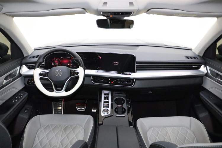 Used Volkswagen Tavendor 2024 380TSI All-Wheel-Drive R-Line Cruise Premium Edition Interior 6
