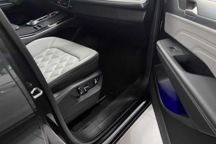 Used Volkswagen Tavendor 2024 380TSI All-Wheel Drive R-Line Cruise Edition Interior 8
