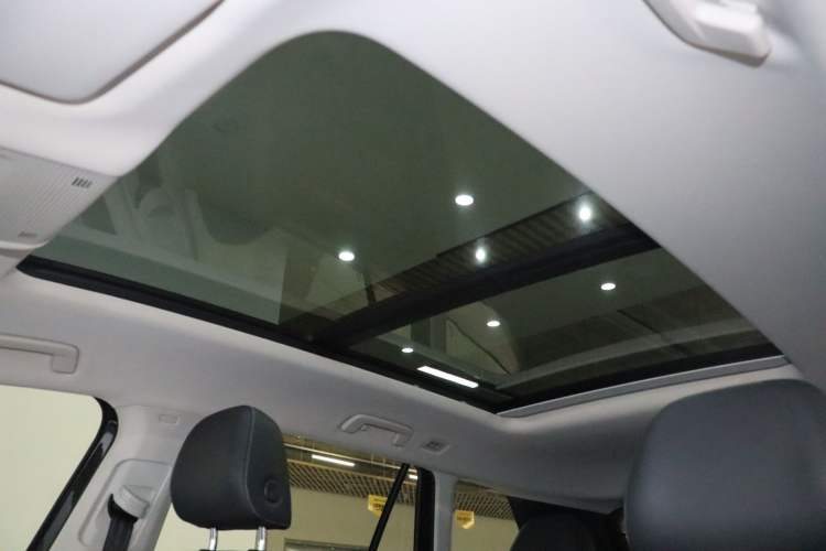Used Volkswagen Tavendor 2024 380TSI All-Wheel-Drive R-Line Cruise Premium Edition Interior 8