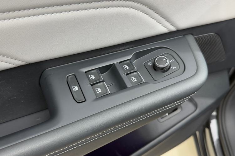 Used Volkswagen Tavendor 2024 380TSI All-Wheel Drive R-Line Cruise Edition Interior 9