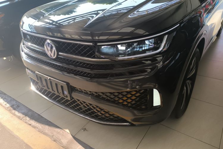 Used Volkswagen Tavendor 2024 Facelifted 380TSI All-Wheel Drive R-Line Cruise Premium Edition Left Front Headlight