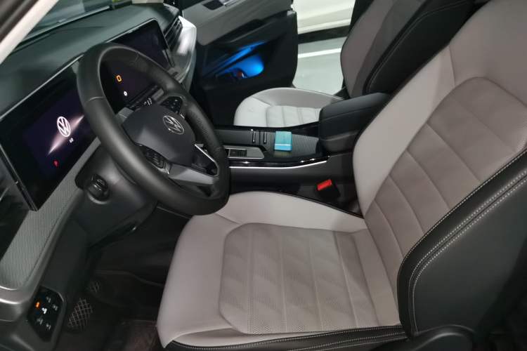 Used Volkswagen Tavendor 2024 330TSI Luxury Touring Edition Left Front Seat