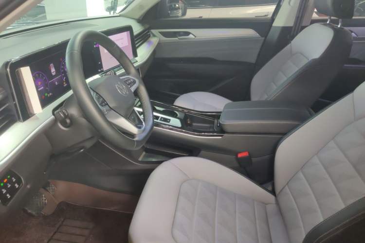 Used Volkswagen Tavendor 2024 330TSI Luxury Touring - All-Inclusive Edition Left Front Seat