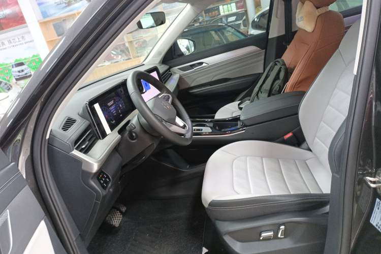 Used Volkswagen Tavendor 2024 330TSI Luxury Touring - All-Inclusive Edition Left Front Seat