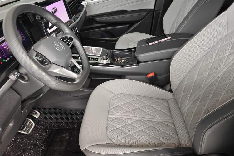 Used Volkswagen Tavendor 2024 380TSI All-Wheel Drive R-Line Cruise Edition Left Front Seat