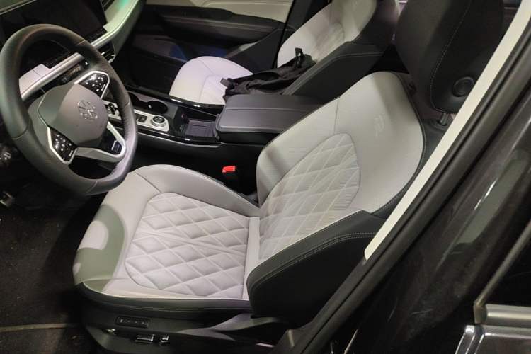 Used Volkswagen Tavendor 2024 Facelifted 380TSI All-Wheel Drive R-Line Cruise Premium Edition Left Front Seat