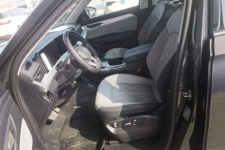 Used Volkswagen Tavendor 2024 380TSI All-Wheel-Drive R-Line Cruise Premium Edition Left Front Seat