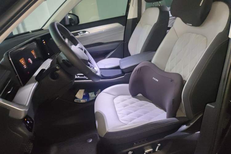 Used Volkswagen Tavendor 2024 380TSI All-Wheel-Drive R-Line Cruise Premium Edition Left Front Seat