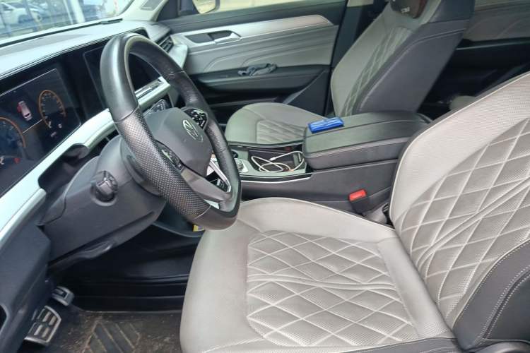 Used Volkswagen Tavendor 2024 380TSI All-Wheel-Drive R-Line Ambition Edition Left Front Seat