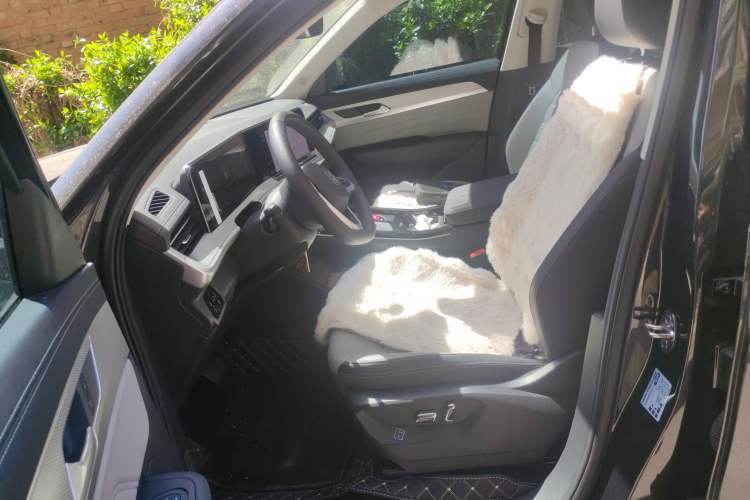 Used Volkswagen Tavendor 2024 330TSI Luxury Touring - All-Inclusive Edition Left Front Seat