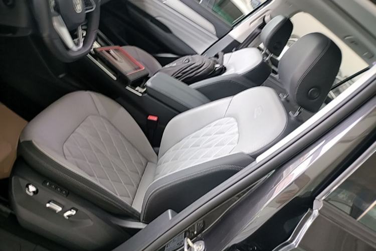 Used Volkswagen Tavendor 2024 380TSI All-Wheel-Drive R-Line Cruise Premium Edition Left Front Seat