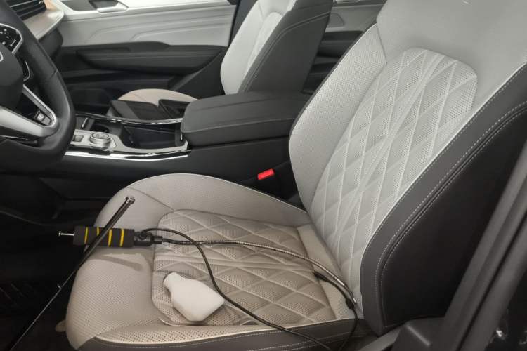 Used Volkswagen Tavendor 2024 380TSI All-Wheel-Drive R-Line Cruise Premium Edition Left Front Seat