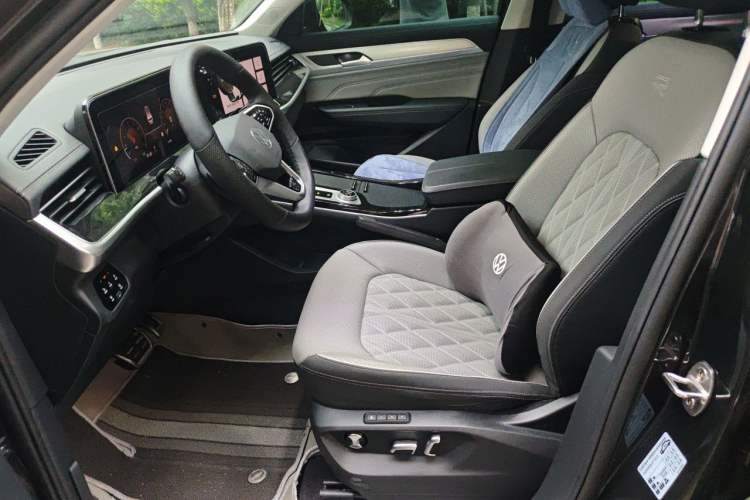 Used Volkswagen Tavendor 2024 380TSI All-Wheel-Drive R-Line Cruise Premium Edition Left Front Seat